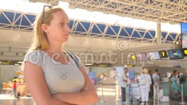 机场候机室的女人。 对机场飞行的期望。 慢动作，在机场的女孩看着