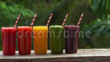 冰沙里的彩虹。 西瓜，木瓜，芒果，菠菜和火龙果.. 冰沙，果汁，饮料，饮料