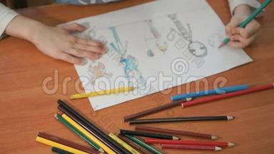 孩子们用彩色铅笔画画