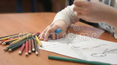 孩子们用彩色铅笔画画
