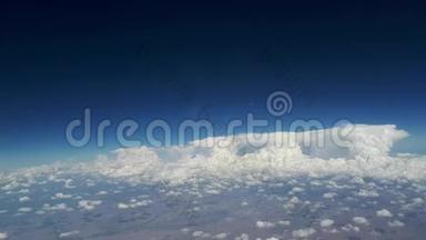 从飞机窗到蓝天白云的景色，从天空透过云层看到地球，一个