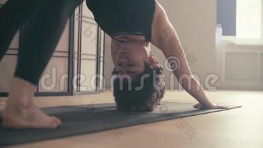 一个年轻的<strong>女人在做瑜伽</strong>