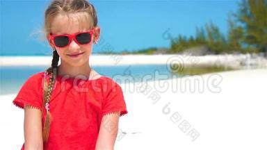 <strong>暑假</strong>期间在海滩上可爱的小女孩的肖像