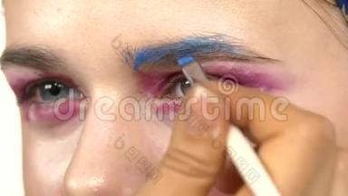 化妆师用眼影制作眼影