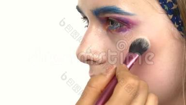 化妆师用眼影制作眼影