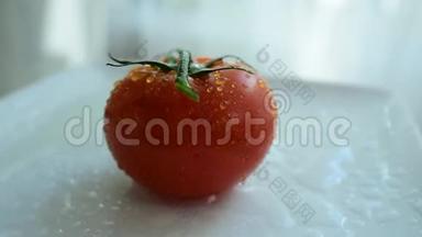 新鲜的红西红柿，西红柿皮上有一滴水。