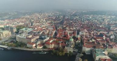 布拉格城堡上的全景，城市的空中，布拉格市景上的全景，飞行