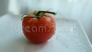 新鲜的红西红柿，西红柿皮上有一滴水。 混合水果。 新鲜的水果很接近。 健康饮食，饮食观念