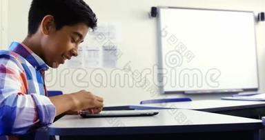 学生在教室里使用数字平板电脑