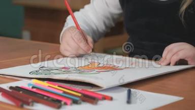 小女孩用彩色铅笔画画