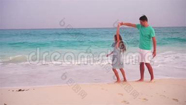 小女孩和快乐爸爸在海滩度<strong>假期</strong>间玩得很<strong>开心</strong>