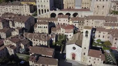古比奥，意大利。 从空中俯瞰市中心、主广场和名为“康索里宫”的历史建筑