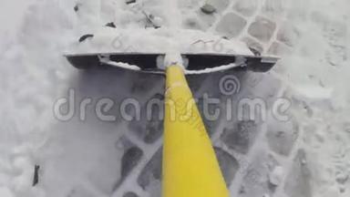 冬雨过后用铲子铲雪