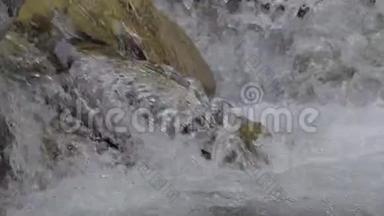 水在山河中的慢动作视频..