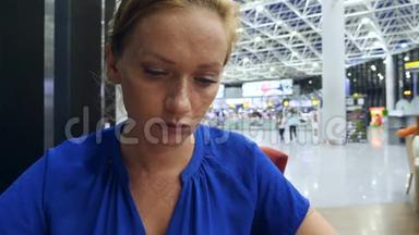女士在<strong>机场</strong>候机室使用智能手机。 对<strong>机场飞行</strong>的期望。 4k，慢动作