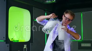 年轻的化学家在实验室做实验