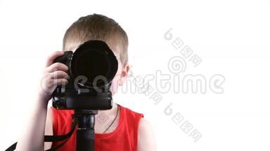 摄影棚里的小男孩摄影师