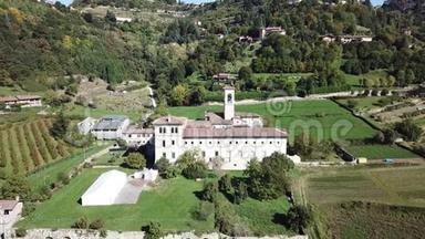 贝加莫，意大利。 Astino前修道院的无人机航景图，为国际G7农业峰会做好准备