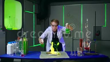 年轻的化学家在实验室做实验