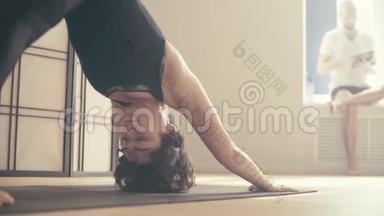 一个年轻的女人在做瑜伽