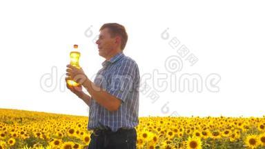 老人阳光农夫葵花油概念农业.. 农夫手里拿着一个塑料瓶，葵花籽油
