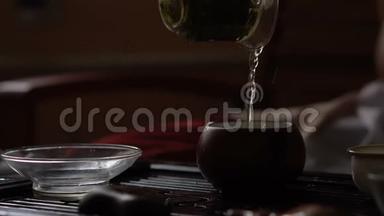 在中国传统茶道中用茶壶浇茶。 一套<strong>茶饮</strong>设备