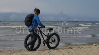 胖自行车也被称为胖自行车或胖轮胎自行车在夏天在海滩上驾驶。