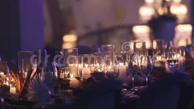 餐桌上的装饰<strong>蜡烛</strong>，桌子上的眼镜和圣诞<strong>蜡烛</strong>，带玻璃的白色<strong>蜡烛</strong>