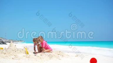 快乐的小朋友在热带假期玩海滩玩具