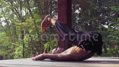 公园里的瑜伽男参加哈拉萨纳运动。