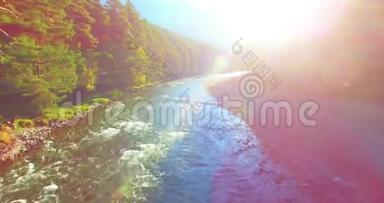 阳光明媚的夏日清晨，空气中<strong>弥漫</strong>着清新干净的山河
