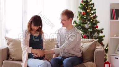 男人和孕妇<strong>圣诞节回家</strong>