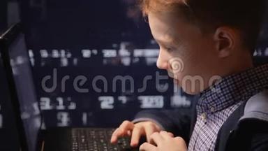 少年神童-<strong>黑客</strong>。 在工作的<strong>黑客</strong>。 电脑屏幕上有很多数字。