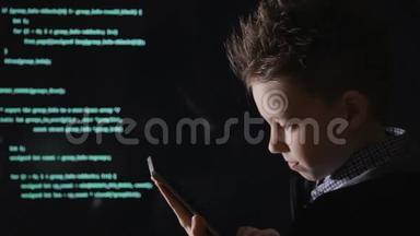 少年神童-<strong>黑客</strong>。 在工作的<strong>黑客</strong>。 电脑屏幕上有很多数字。