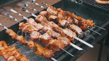 烤串上的牛肉烤串是是用烧烤盘烹制的