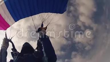 专业跳伞员在头盔跳伞在多云的天空。 <strong>身高</strong>。 体育运动。 速度。