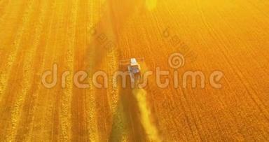 超<strong>高清</strong>4K鸟瞰图.. 联合收割机上的低空飞行在黄色的农村地区收割小麦。