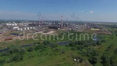工业炼油厂的鸟瞰图。