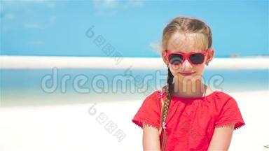 暑假期间在海滩上可爱的小女孩的肖像。 流动人口