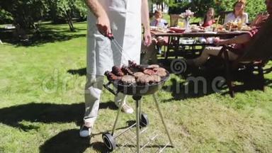 男子烧烤架烧肉夏季聚会