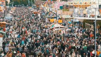 2017年9月17日-德国慕尼黑啤酒节：一大群人在啤酒节附近散步