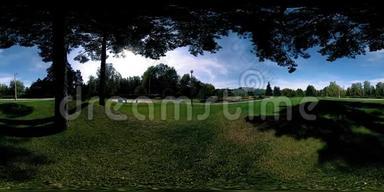 超高清4K360VR虚拟现实的一个城市公园游乐区.. 秋天或夏天的树木和绿草
