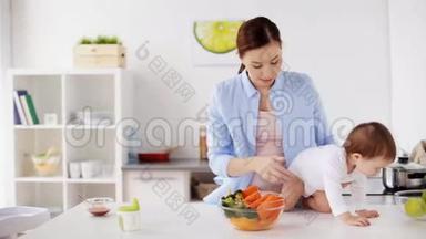 妈妈和宝宝在家厨房吃蔬菜