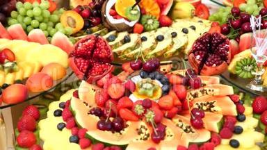 不同的新鲜水果在婚礼<strong>自助</strong>餐桌上。 水果和浆果婚礼桌装饰。 <strong>自助</strong>接待水果