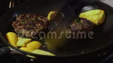 在<strong>灶台上</strong>的热煎锅里烹制汉堡肉碎牛肉