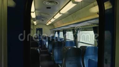客车车厢内部。