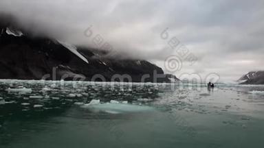 斯瓦尔巴北冰洋水上山底浮冰移动。