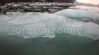斯瓦尔巴德北冰洋水上的山脉背景上的冰浮。