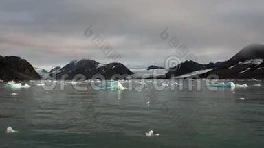 斯瓦尔巴<strong>北冰洋</strong>水上山底浮冰移动。