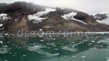 斯瓦尔巴德<strong>北冰洋</strong>水上的山脉背景上的冰浮。